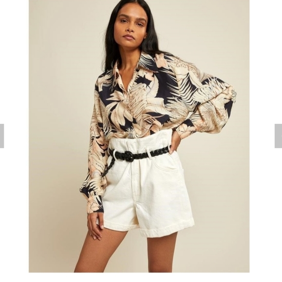 Levi’s High Rise White Shorts - Picture 4 of 8